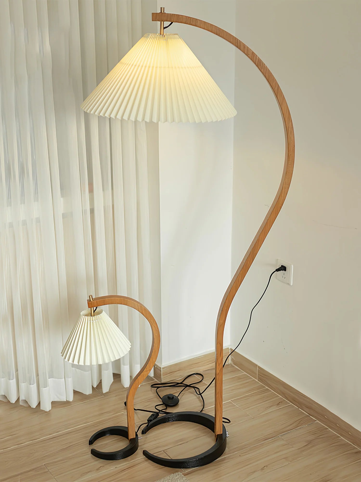 Lampadaire Arqué Bois Massif Abat-Jour Plissé — Luminaire Nordique Dimmable | ARCADE™