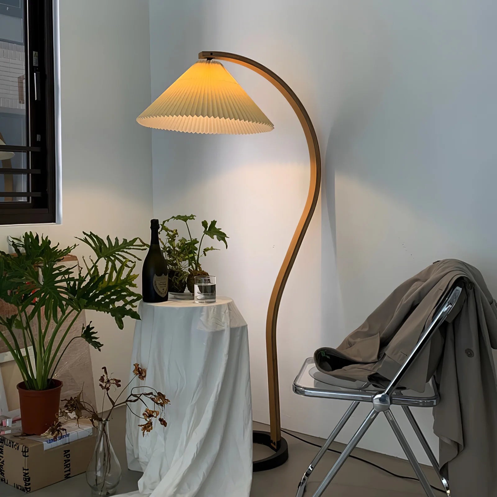 Lampadaire Arqué Bois Massif Abat-Jour Plissé — Luminaire Nordique Dimmable | ARCADE™