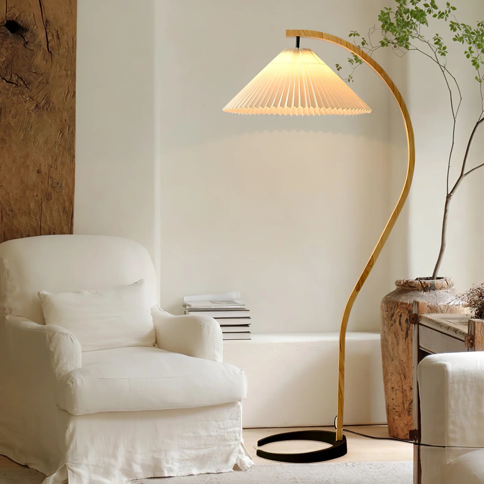 Lampadaire Arqué Bois Massif Abat-Jour Plissé — Luminaire Nordique Dimmable | ARCADE™