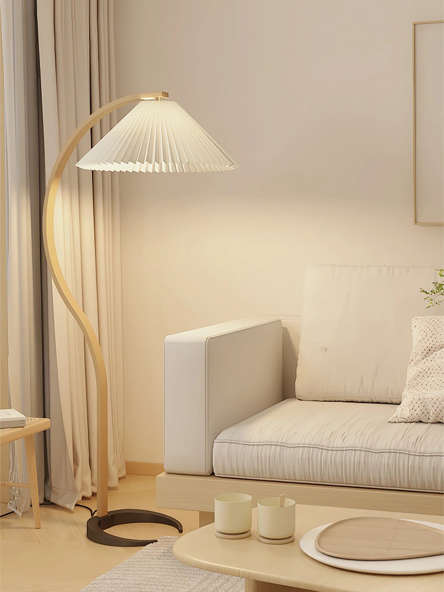 Lampadaire Arqué Bois Massif Abat-Jour Plissé — Luminaire Nordique Dimmable | ARCADE™