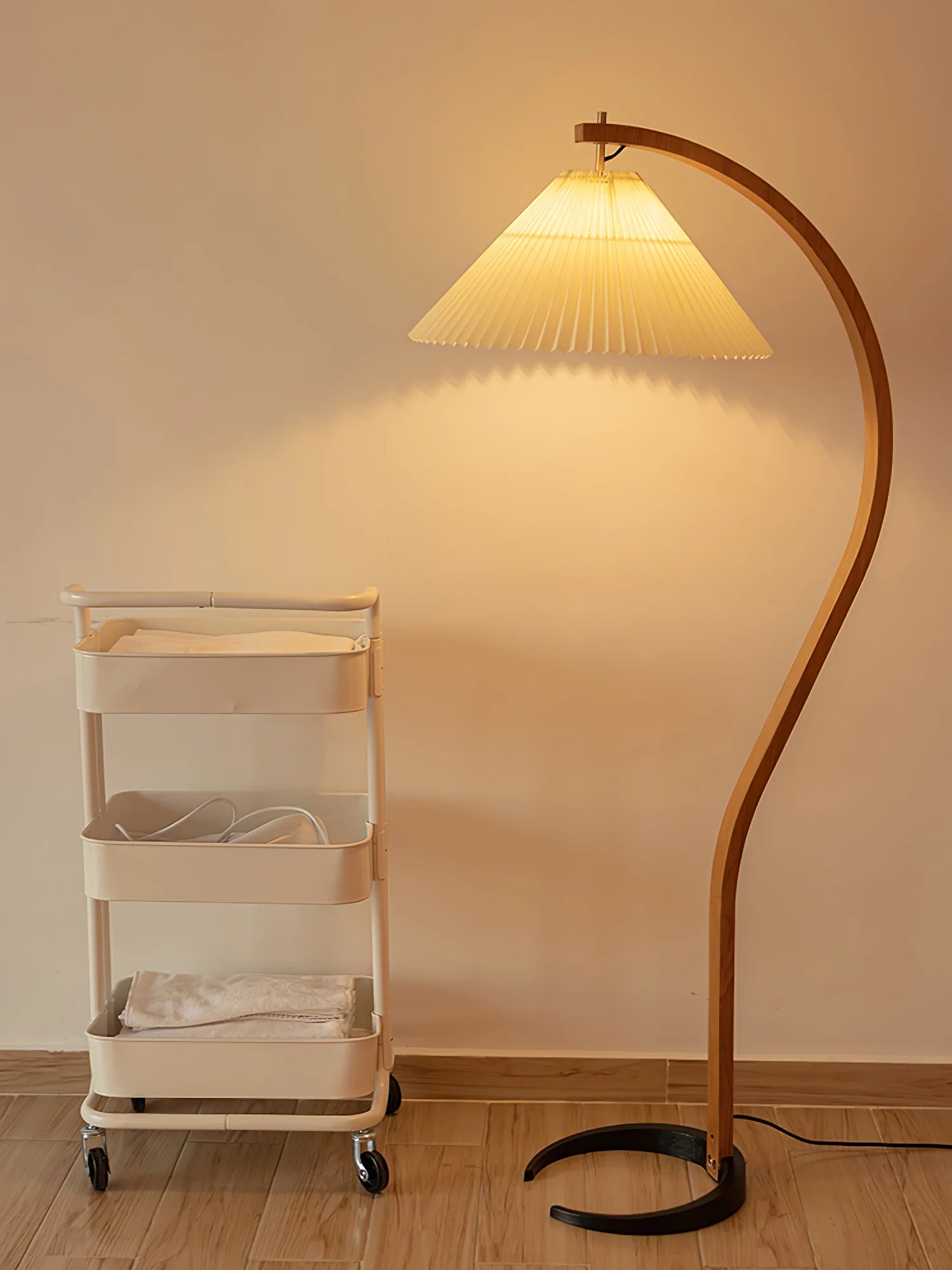 Lampadaire Arqué Bois Massif Abat-Jour Plissé — Luminaire Nordique Dimmable | ARCADE™