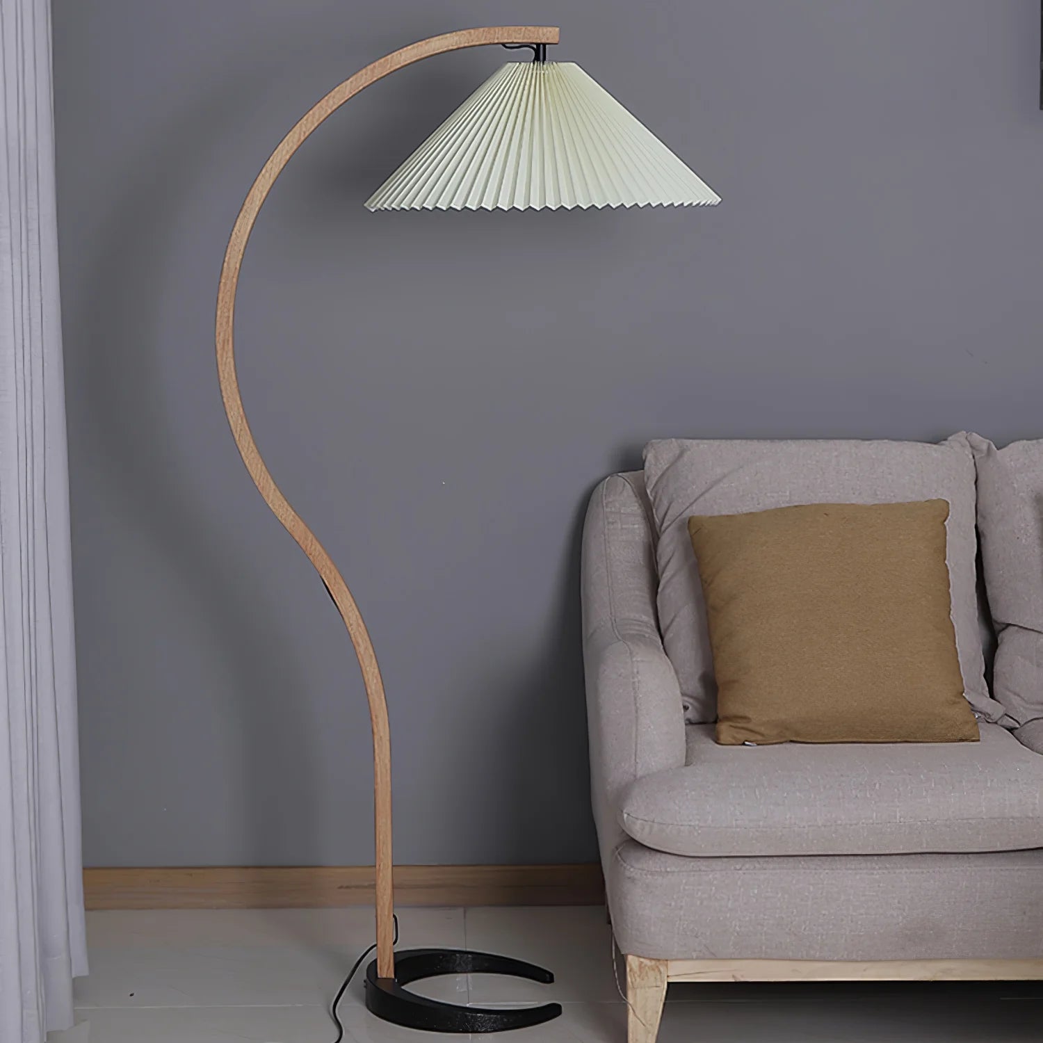 Lampadaire Arqué Bois Massif Abat-Jour Plissé — Luminaire Nordique Dimmable | ARCADE™