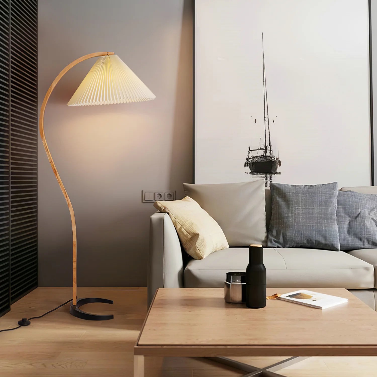 Lampadaire Arqué Bois Massif Abat-Jour Plissé — Luminaire Nordique Dimmable | ARCADE™