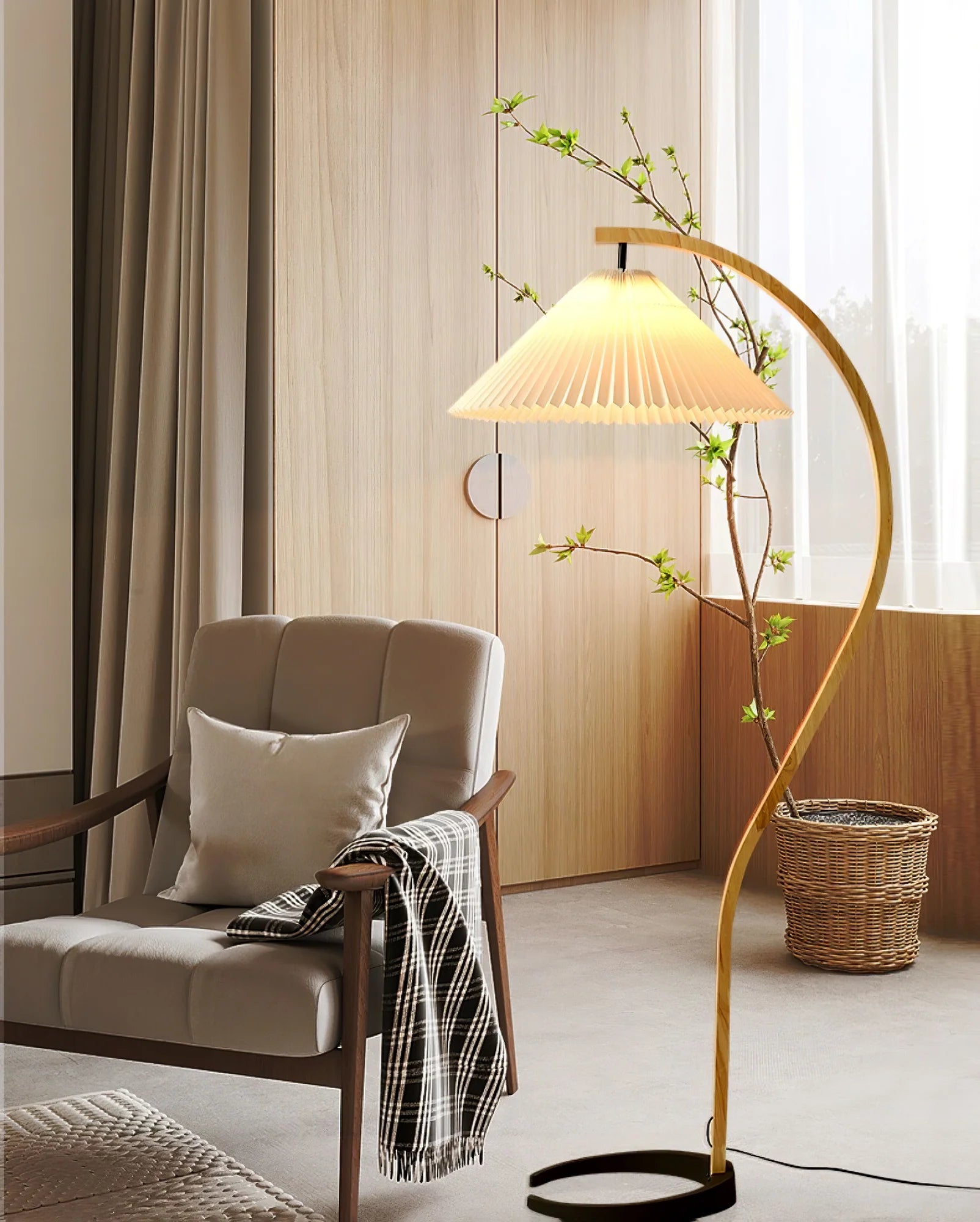 Lampadaire Arqué Bois Massif Abat-Jour Plissé — Luminaire Nordique Dimmable | ARCADE™