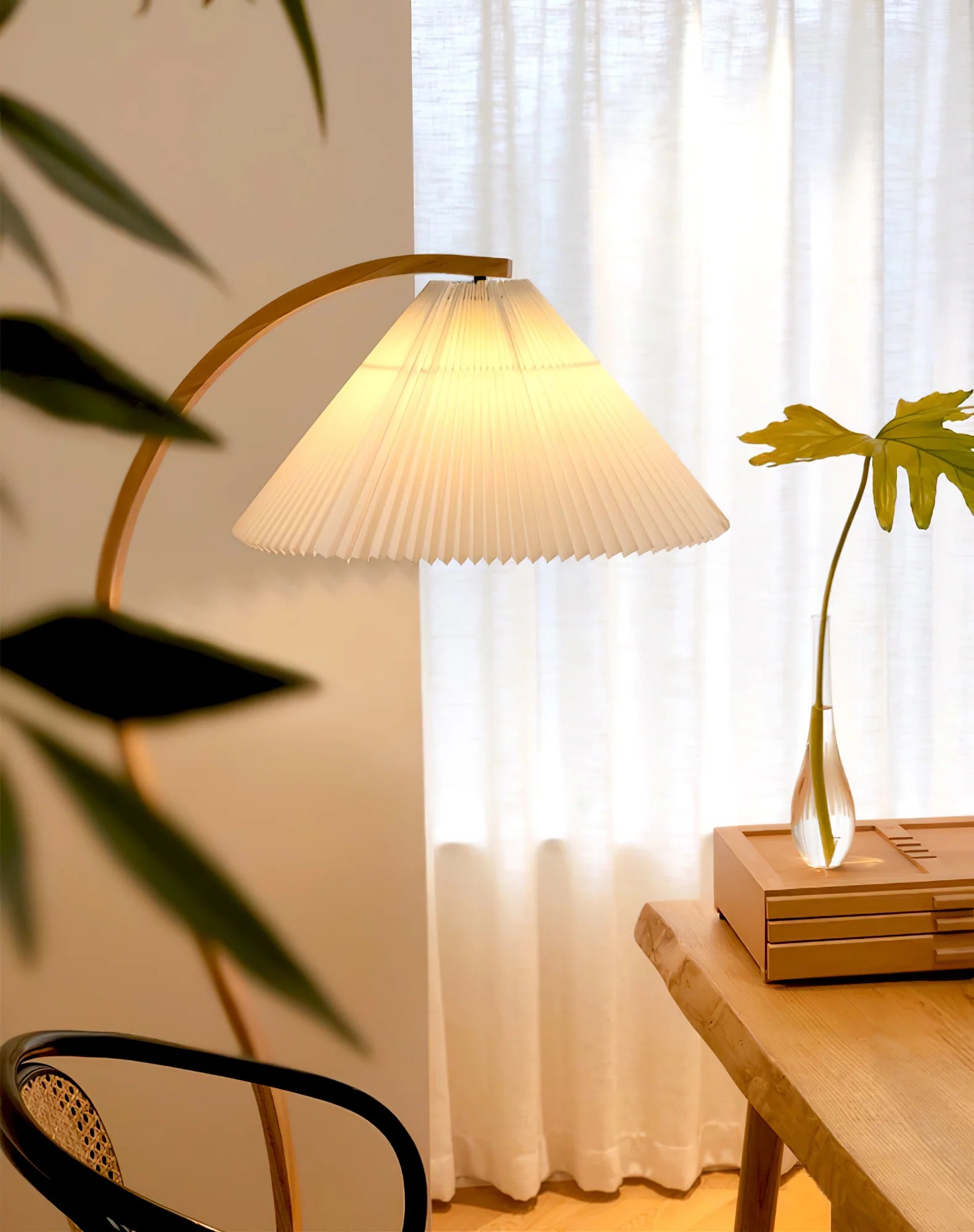 Lampadaire Arqué Bois Massif Abat-Jour Plissé — Luminaire Nordique Dimmable | ARCADE™