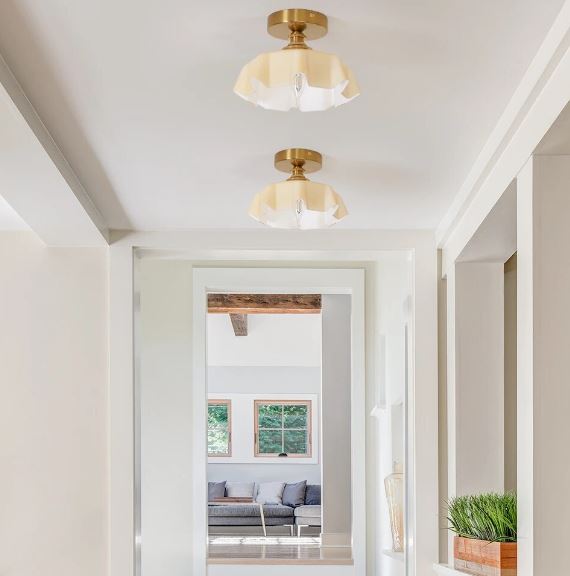 Suspension florale en verre style français avec détails en laiton et design élégant
