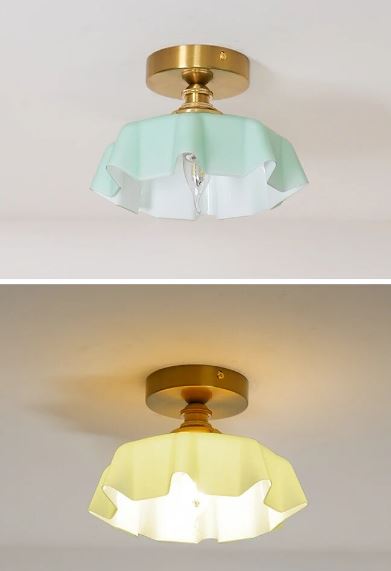 Suspension florale en verre style français avec détails en laiton et design élégant
