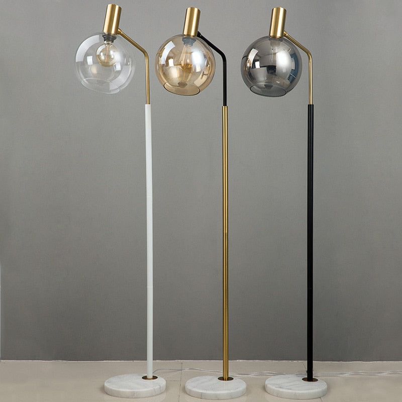 Lampadaire de lecture vertical en verre avec col orientable, design moderne en acier, verre et marbre, parfait pour salons, bureaux et coins lecture.

