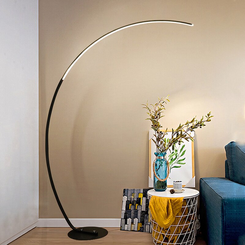 Lampadaire nordique LED en arc avec tige en aluminium noir ou blanc, lumière réglable avec télécommande, idéal pour une ambiance moderne et chaleureuse.

