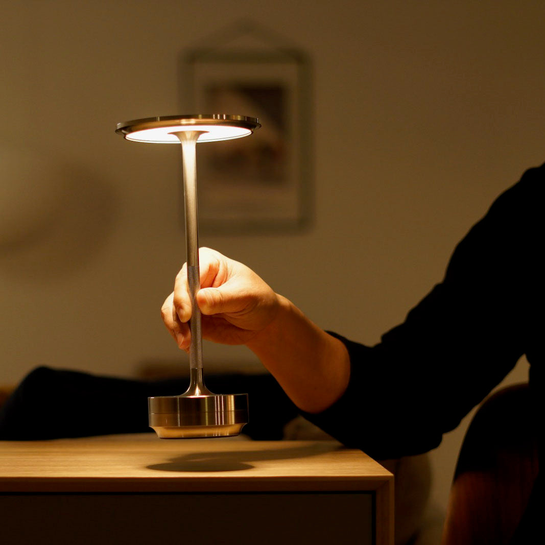 lampe de table Ingeborg rétro et élégante avec abat-jour classique et finition raffiné