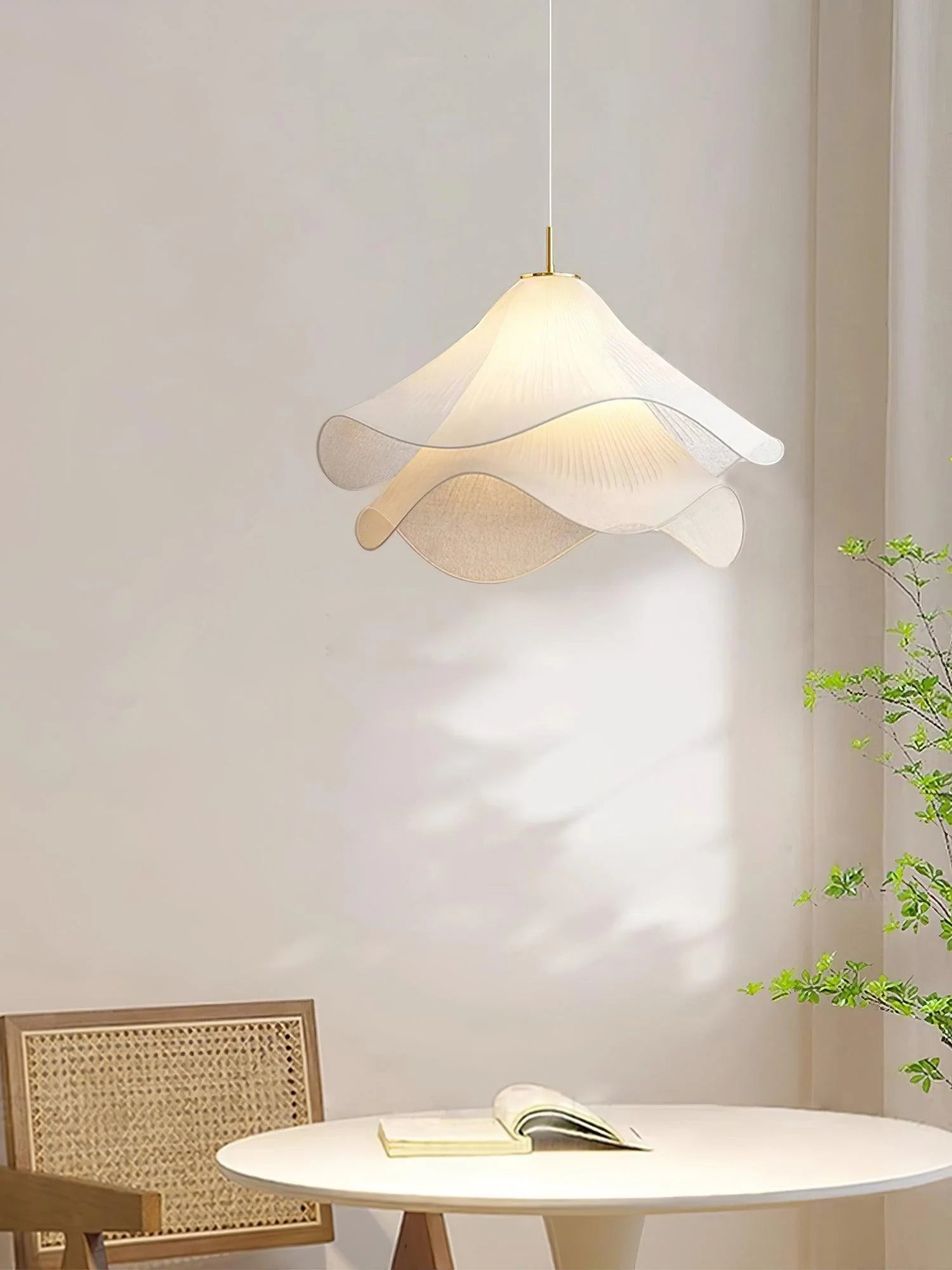 Suspension Pétales en Tissu Froncé — Lampe Style Français Crème | VOLANT™
