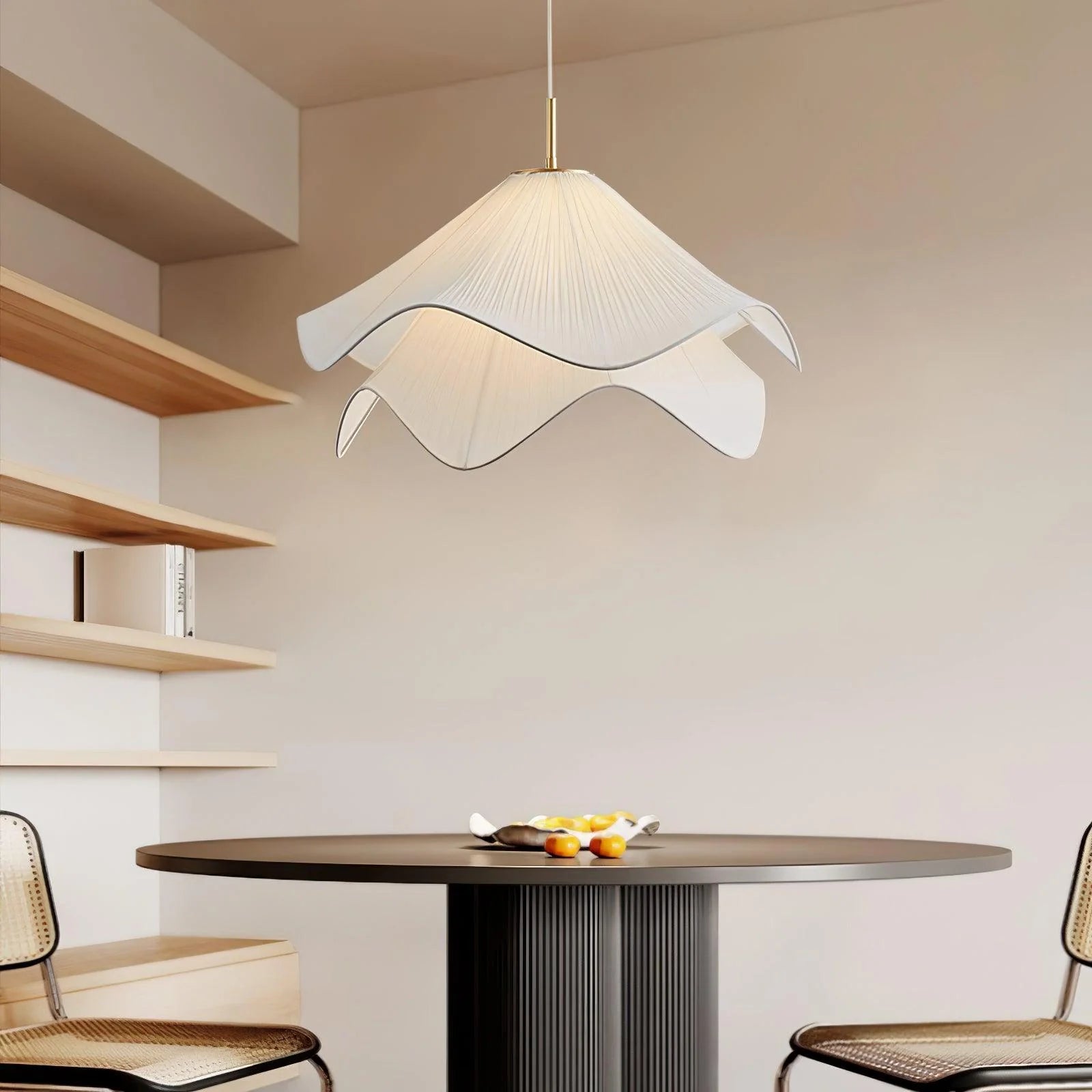 Suspension Pétales en Tissu Froncé — Lampe Style Français Crème | VOLANT™