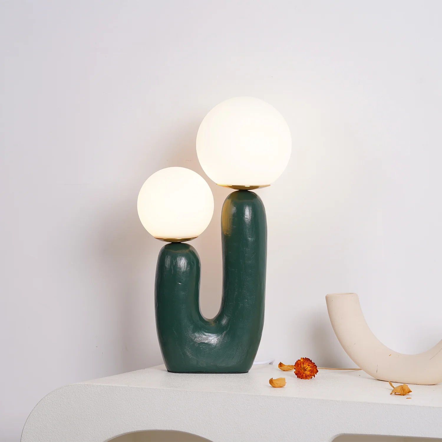 Lampe de Table Résine Courbe & Globes en Verre — Lampe Nordique Style Sculptural | ARABESQUE™