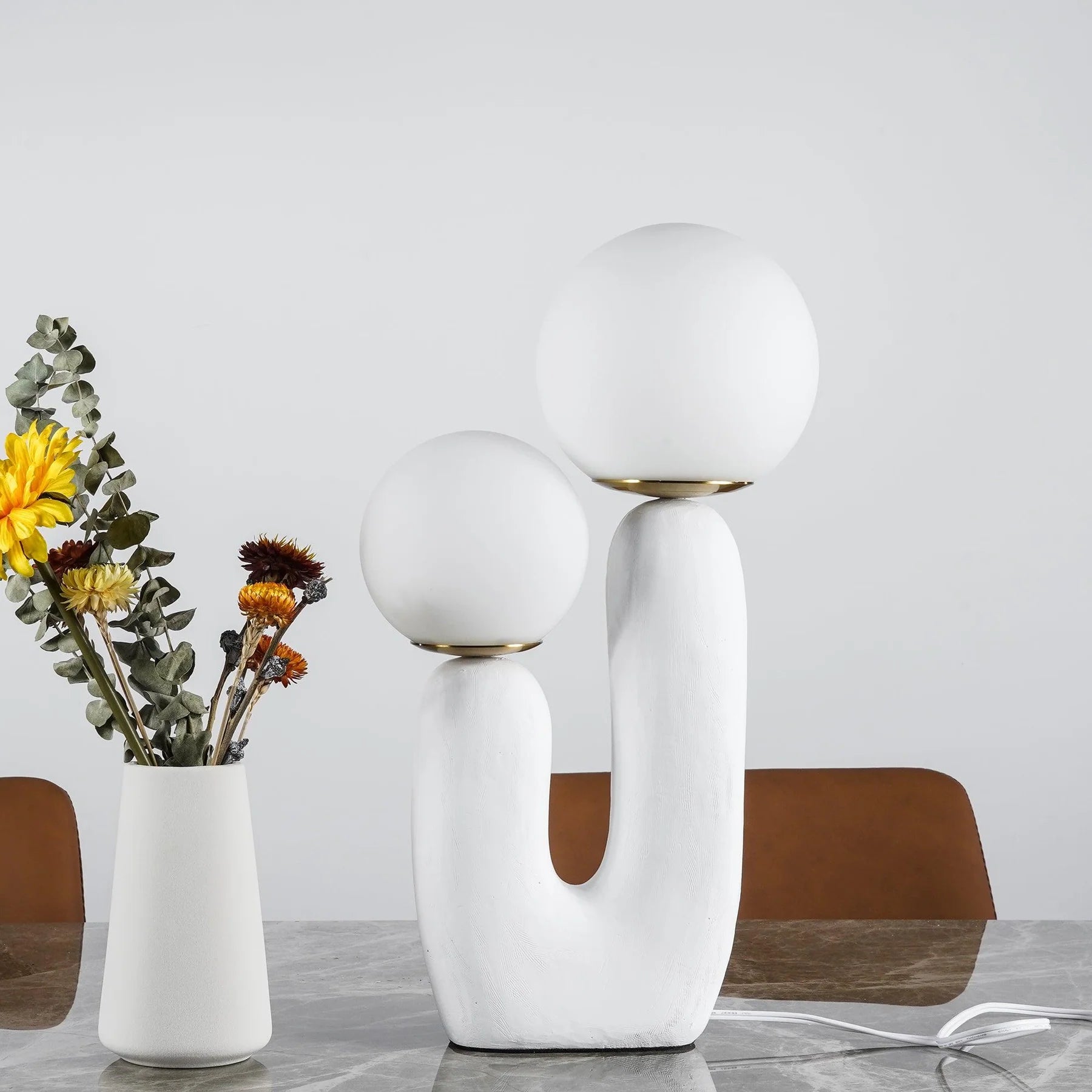 Lampe de Table Résine Courbe & Globes en Verre — Lampe Nordique Style Sculptural | ARABESQUE™
