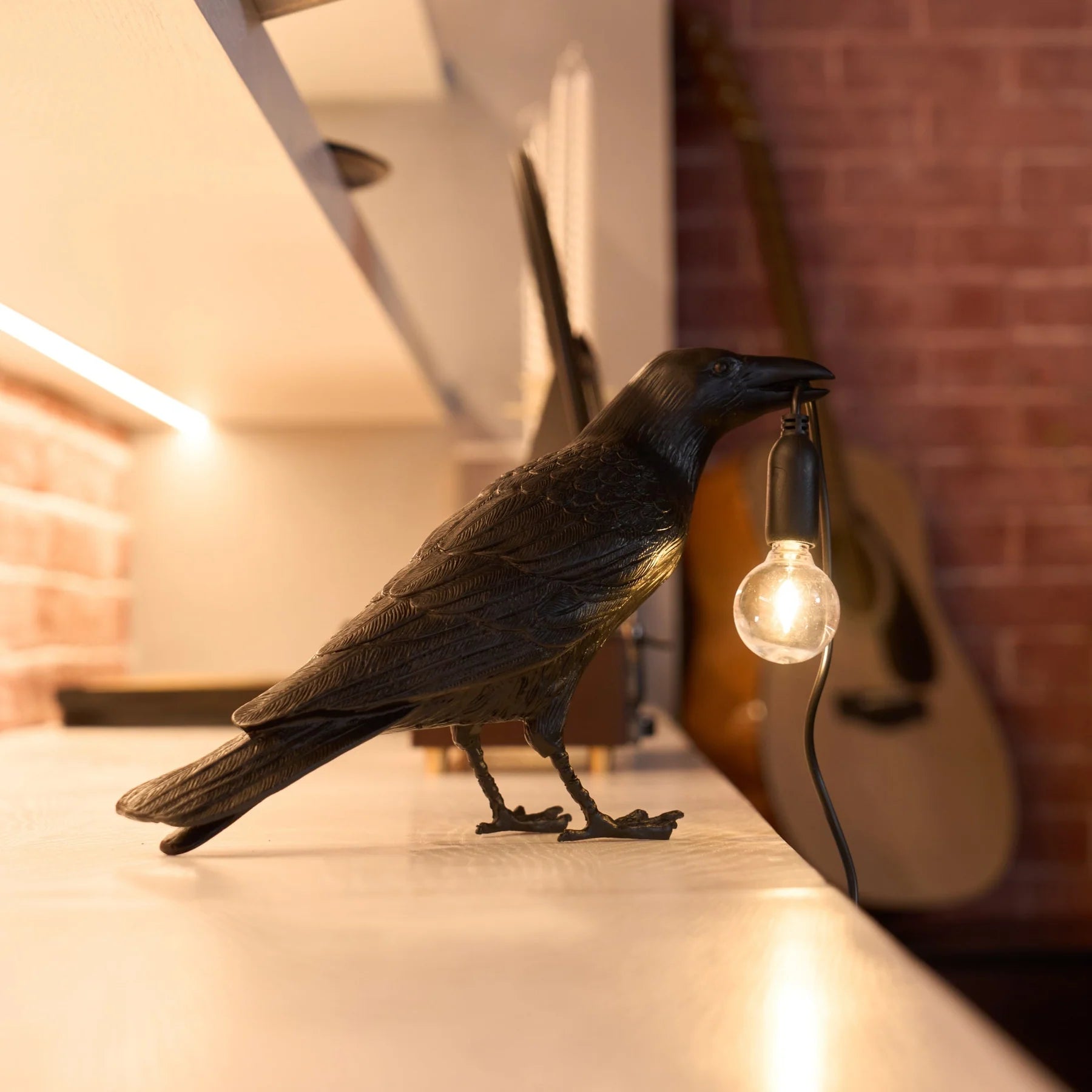 Lampe à Poser Design Corbeau Résine Sculpturale pour Chambre & Bureau | CORBEAU™
