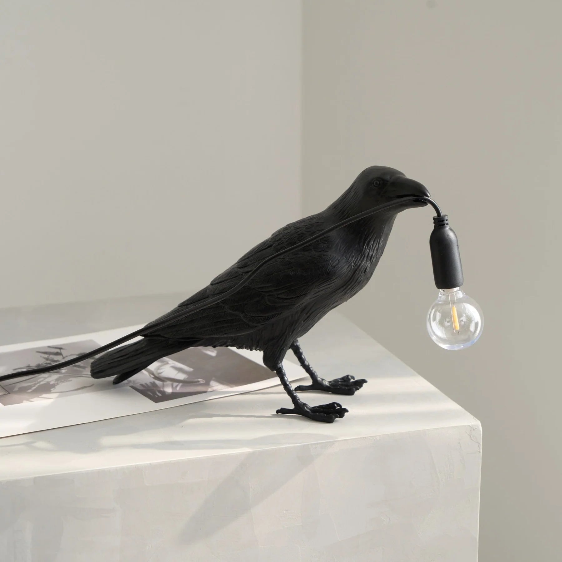 Lampe à Poser Design Corbeau Résine Sculpturale pour Chambre & Bureau | CORBEAU™