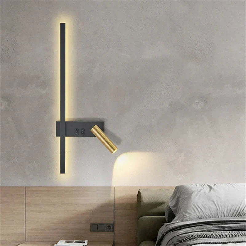 Applique murale moderne avec bras pivotant noir et doré, éclairage LED doux idéal pour chambres, salons et bureaux contemporains.


