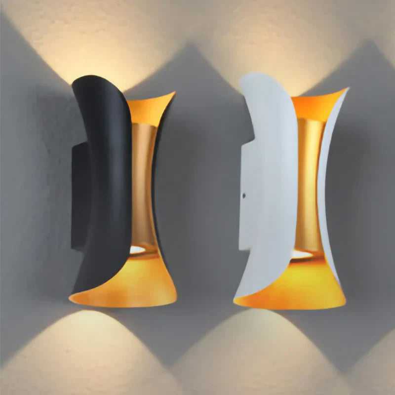 Applique murale intérieure bicolore en aluminium noir ou blanc avec intérieur doré, éclairage LED bidirectionnel pour une ambiance chaleureuse et moderne.

