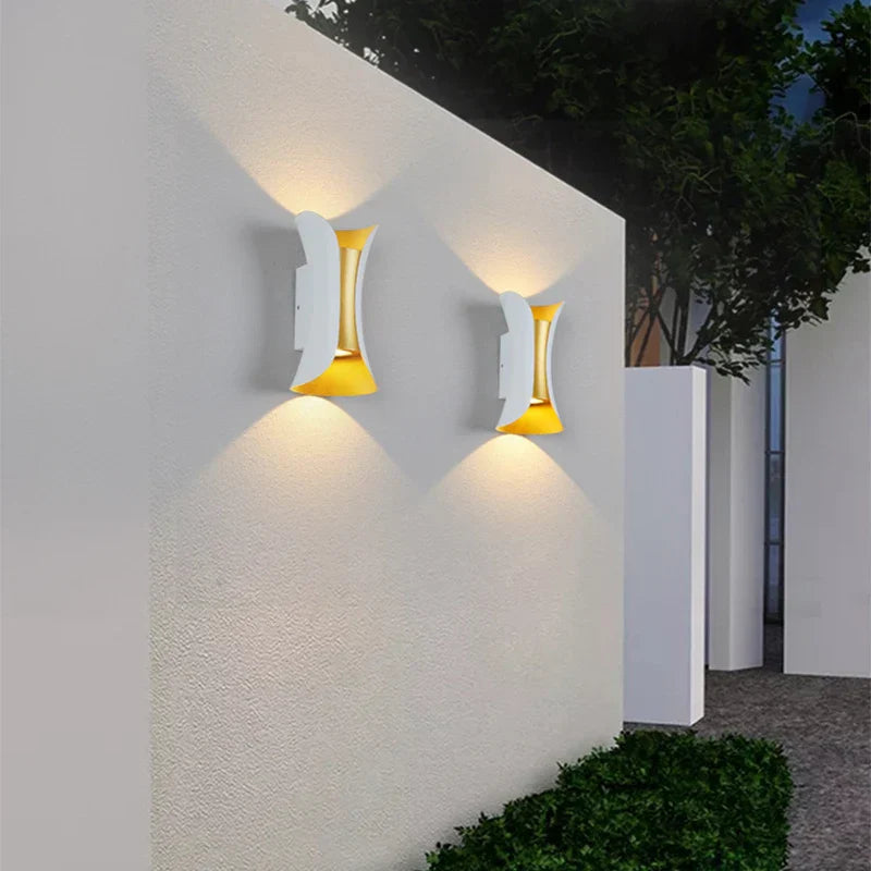 Applique murale intérieure bicolore en aluminium noir ou blanc avec intérieur doré, éclairage LED bidirectionnel pour une ambiance chaleureuse et moderne.

