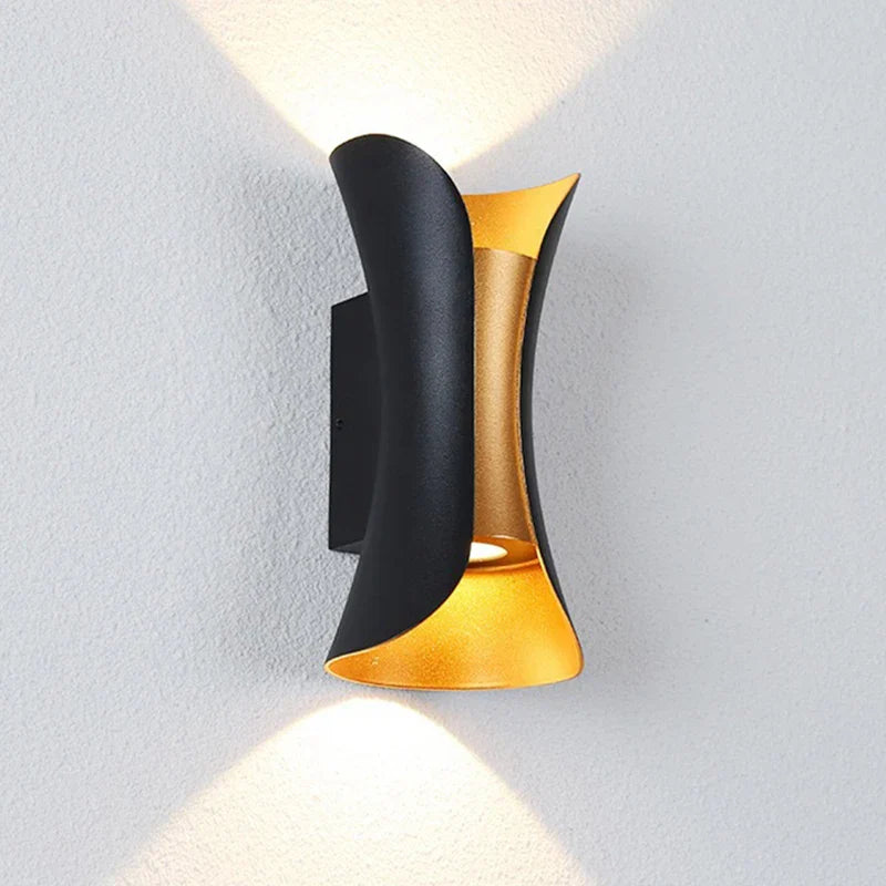 Applique murale intérieure bicolore en aluminium noir ou blanc avec intérieur doré, éclairage LED bidirectionnel pour une ambiance chaleureuse et moderne.

