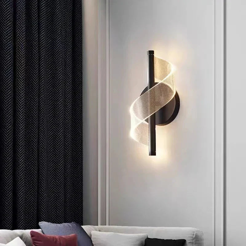 Applique murale LED en spirale noire et or, design moderne avec lumière douce intégrée, idéale pour salons, chambres et bureaux contemporains.

