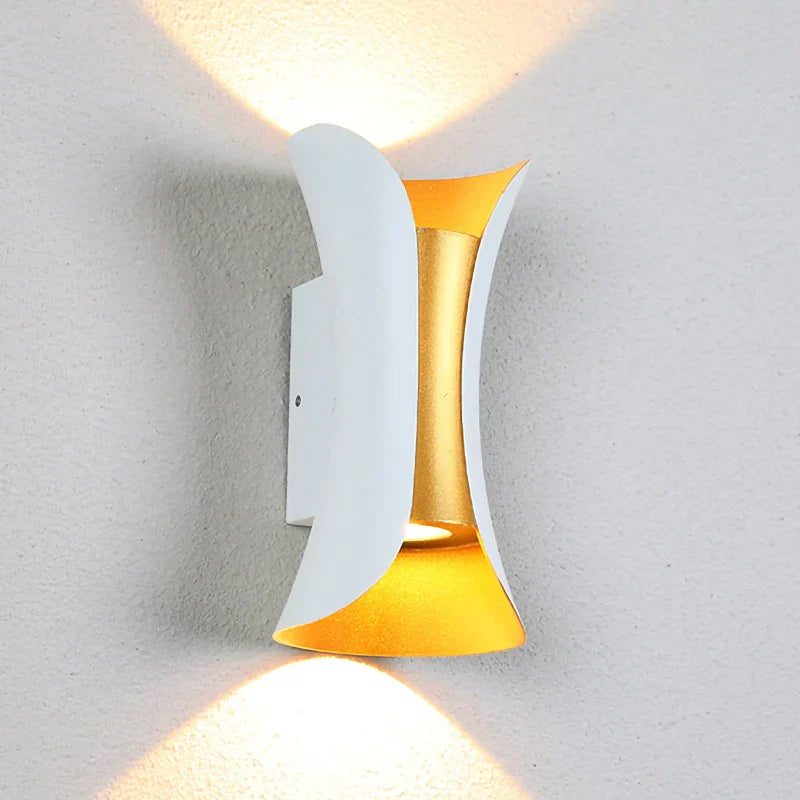 Applique murale intérieure bicolore en aluminium noir ou blanc avec intérieur doré, éclairage LED bidirectionnel pour une ambiance chaleureuse et moderne.

