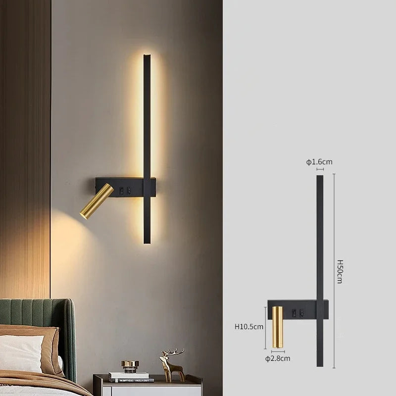 Applique murale moderne avec bras pivotant noir et doré, éclairage LED doux idéal pour chambres, salons et bureaux contemporains.

