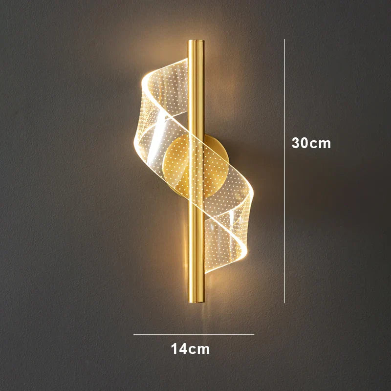 Applique murale LED en spirale noire et or, design moderne avec lumière douce intégrée, idéale pour salons, chambres et bureaux contemporains.

