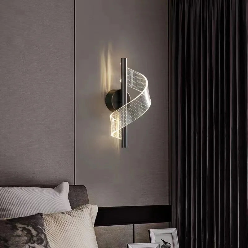 Applique murale LED en spirale noire et or, design moderne avec lumière douce intégrée, idéale pour salons, chambres et bureaux contemporains.

