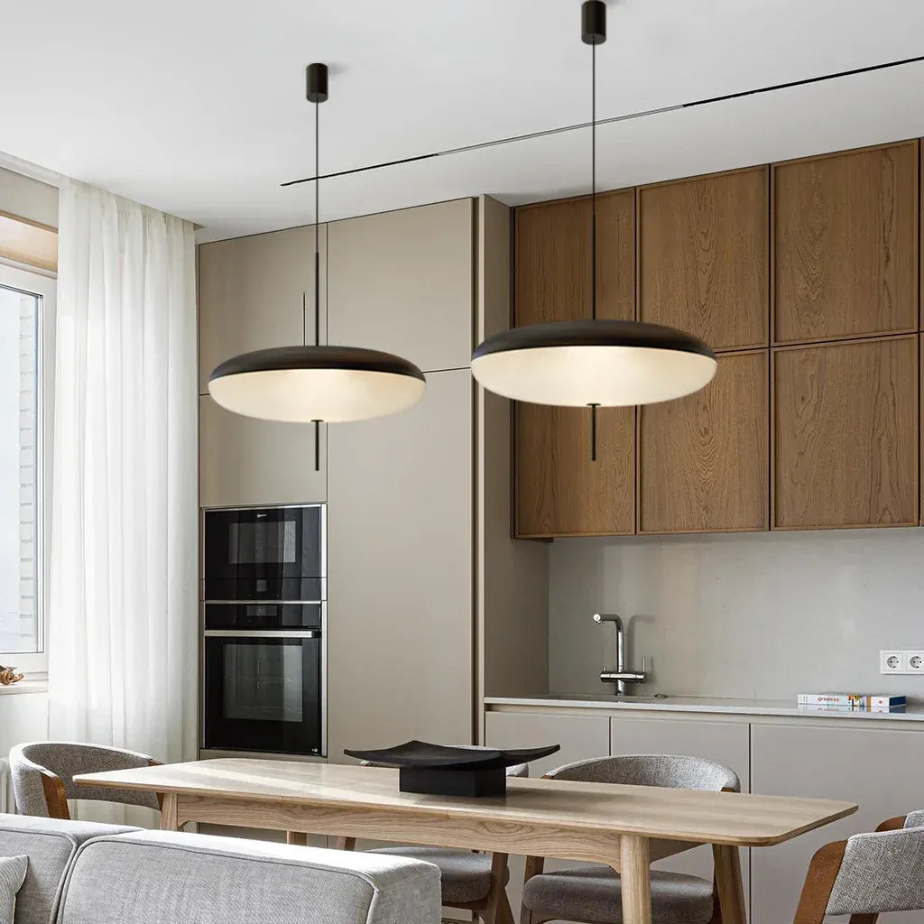 Suspension Design Soucoupe en Opaline et Métal — L'ORBITA™