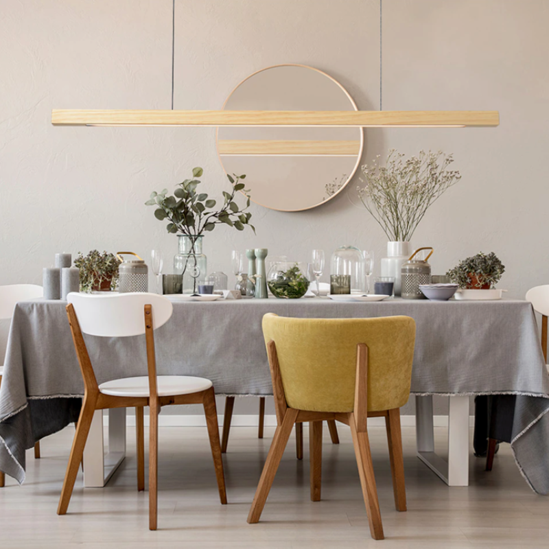 Lustre suspendu en bois massif de noyer et pin avec LED à variation 3 tons, design artisanal élégant pour salons, îlots de cuisine et espaces professionnels.

