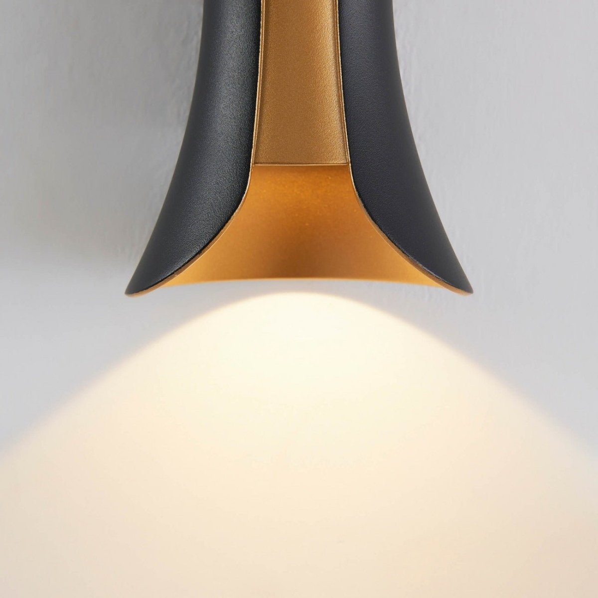 Applique Murale Double Faisceau LED en Aluminium Noir et Doré pour Salon ou Couloir | LEDS™ - Lampes Design