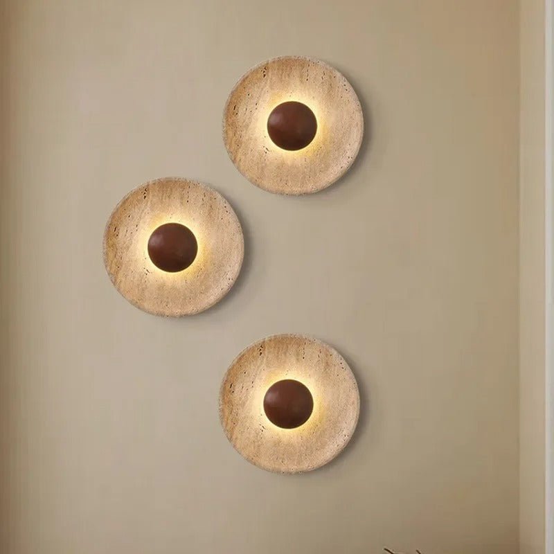 Applique Murale en Travertin et Bois Massif — Disque Lumineux Wabi-Sabi | TIVOLI™ - Lampes Design