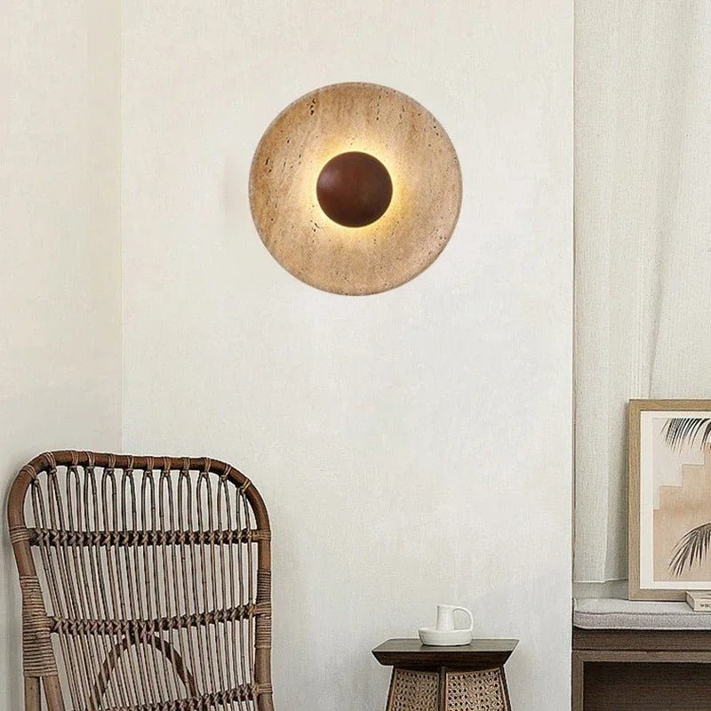 Applique Murale en Travertin et Bois Massif — Disque Lumineux Wabi-Sabi | TIVOLI™ - Lampes Design
