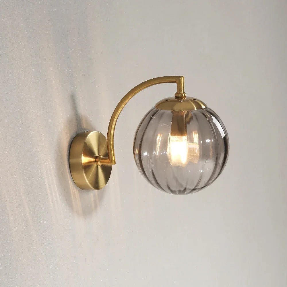 Applique Murale Globe en Verre Teinté et Laiton — Orientable | VOLUTE™ - Lampes Design