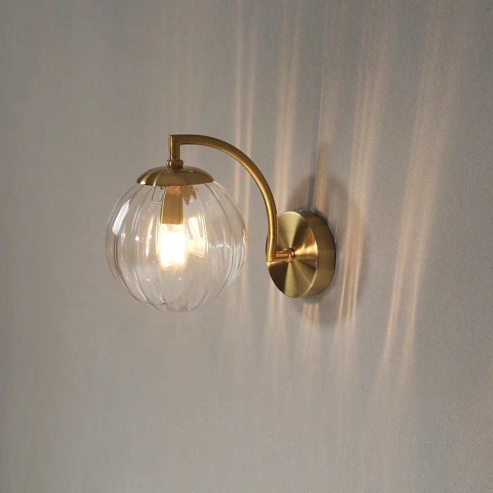 Applique Murale Globe en Verre Teinté et Laiton — Orientable | VOLUTE™ - Lampes Design