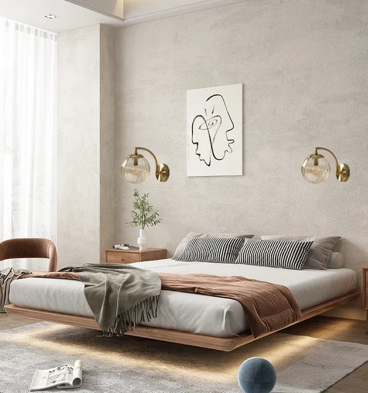 Applique Murale Globe en Verre Teinté et Laiton — Orientable | VOLUTE™ - Lampes Design