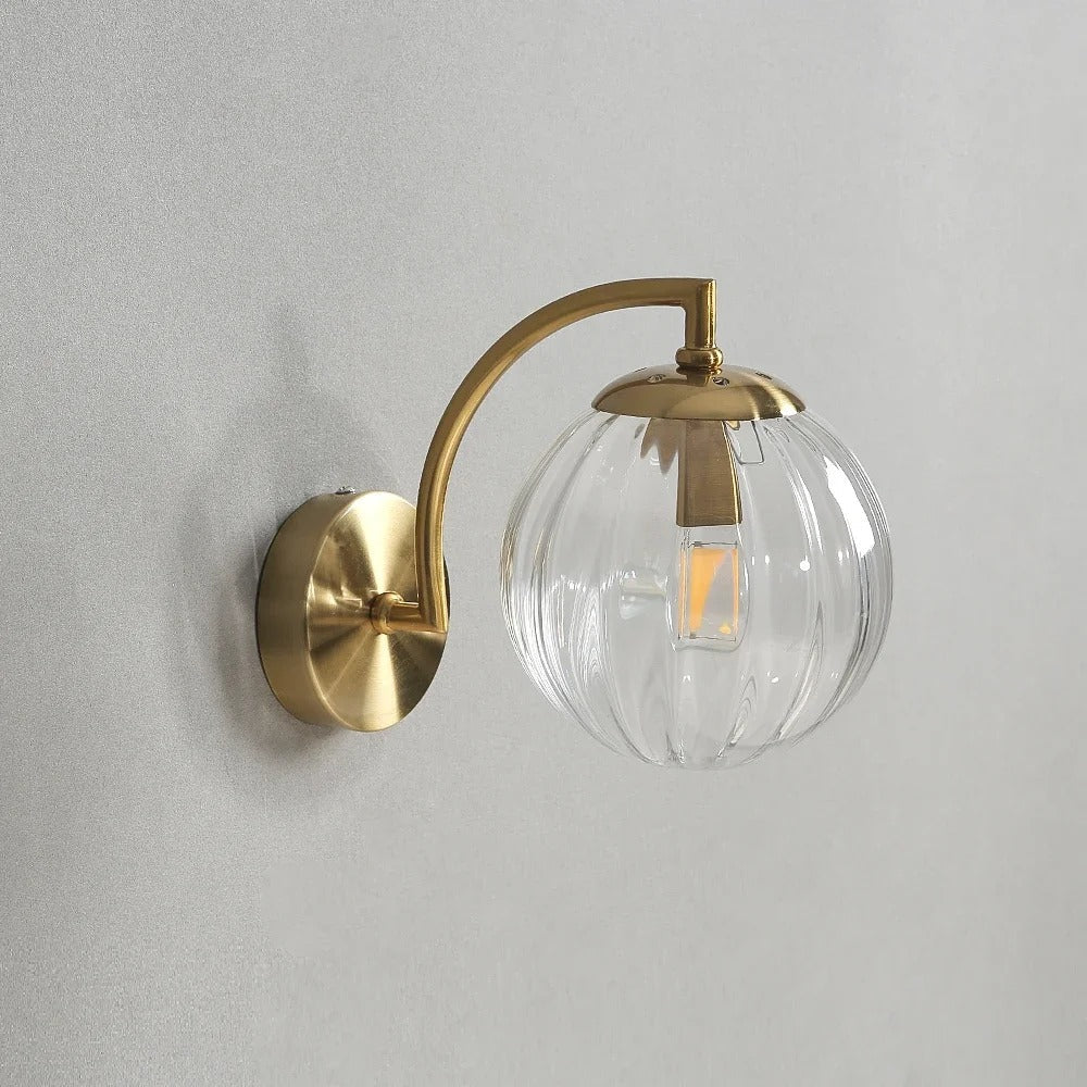 Applique Murale Globe en Verre Teinté et Laiton — Orientable | VOLUTE™ - Lampes Design