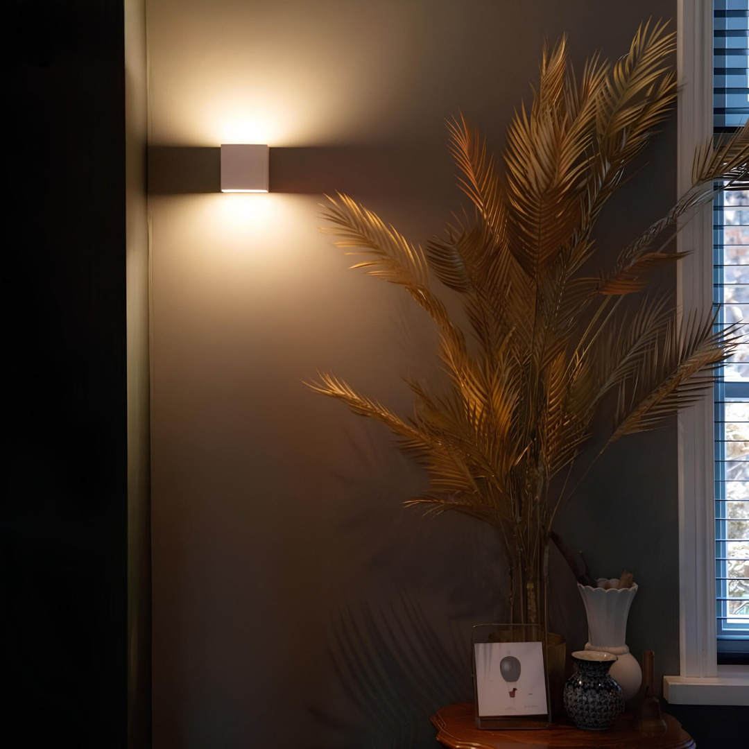 applique murale sans fil Luzy avec fixation magnétique et lumière LED pratique