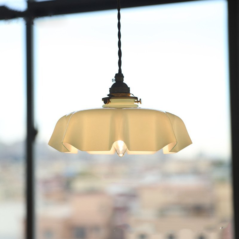 Suspension florale en verre style français avec détails en laiton et design élégant
