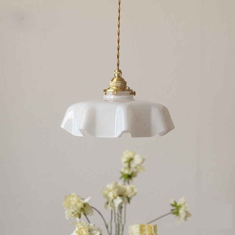 Suspension florale en verre style français avec détails en laiton et design élégant

