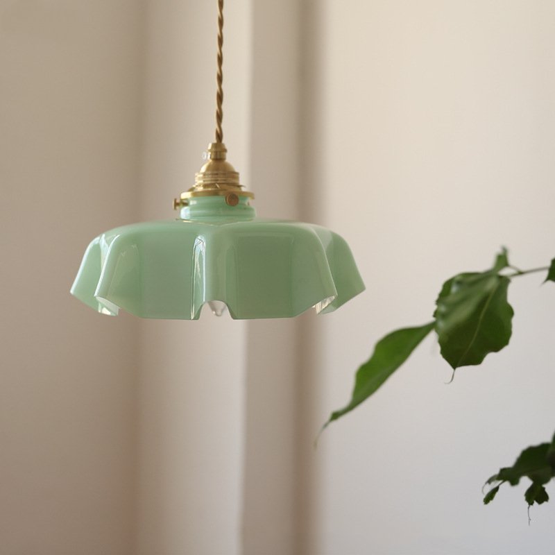 Suspension florale en verre style français avec détails en laiton et design élégant
