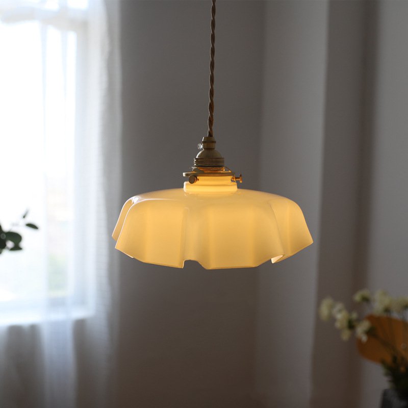 Suspension florale en verre style français avec détails en laiton et design élégant

