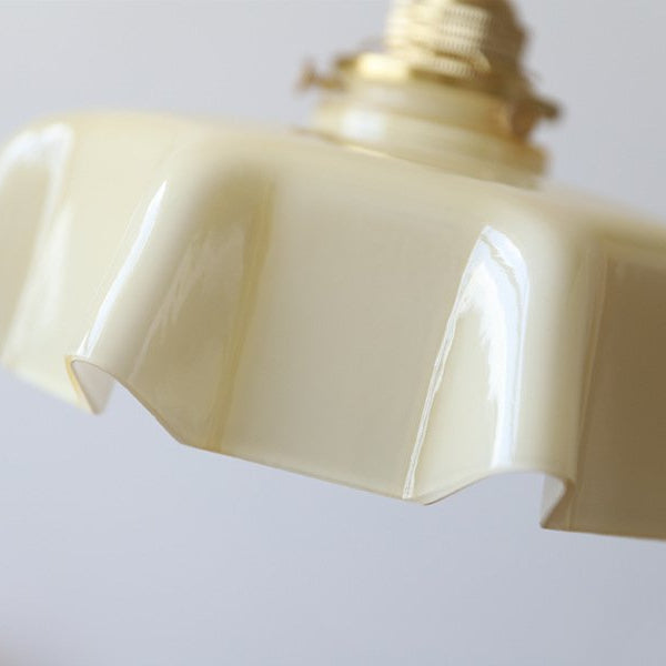 Suspension florale en verre style français avec détails en laiton et design élégant
