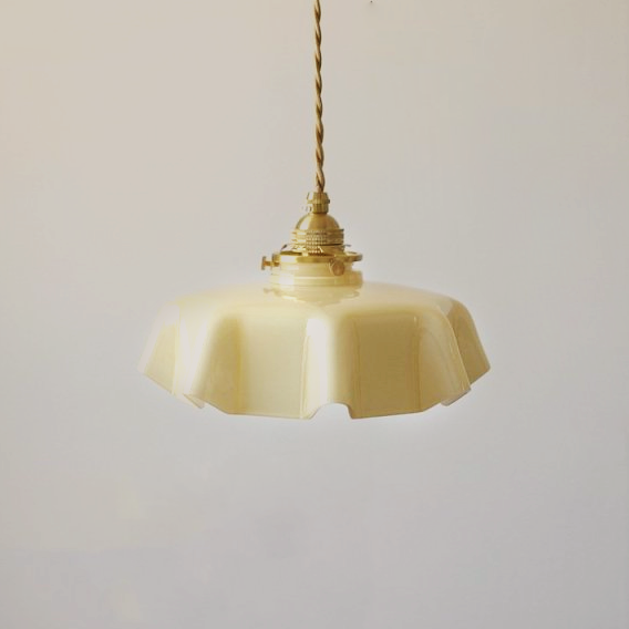 Suspension florale en verre style français avec détails en laiton et design élégant
