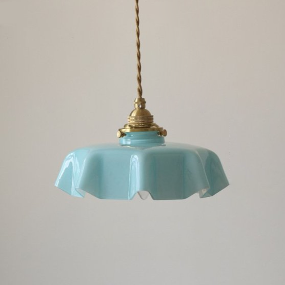 Suspension florale en verre style français avec détails en laiton et design élégant
