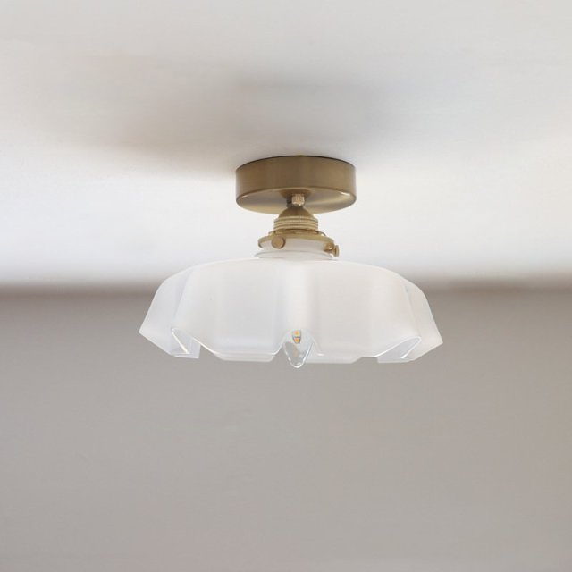 Suspension florale en verre style français avec détails en laiton et design élégant
