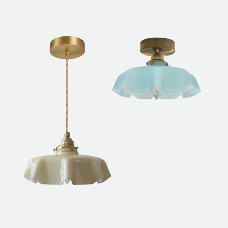 Suspension florale en verre style français avec détails en laiton et design élégant
