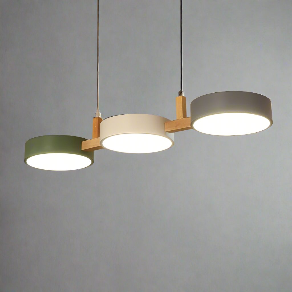 Suspension nordique moderne en bois massif avec finition épurée, disponible en blanc, gris ou vert, idéale pour un éclairage LED optimal dans les salons et salles à manger.

