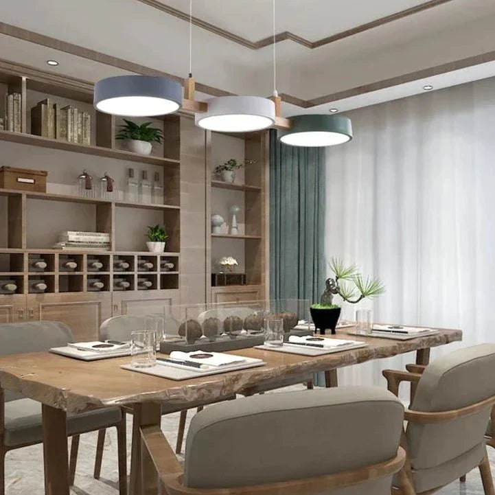 Suspension nordique moderne en bois massif avec finition épurée, disponible en blanc, gris ou vert, idéale pour un éclairage LED optimal dans les salons et salles à manger.

